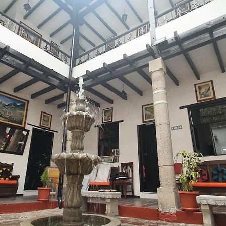 Hostal Flores キト エクステリア 写真