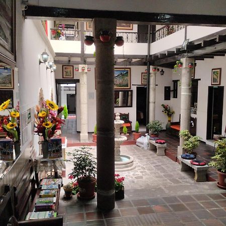 Hostal Flores キト エクステリア 写真