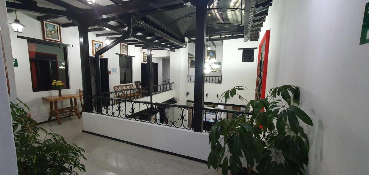 Hostal Flores キト エクステリア 写真
