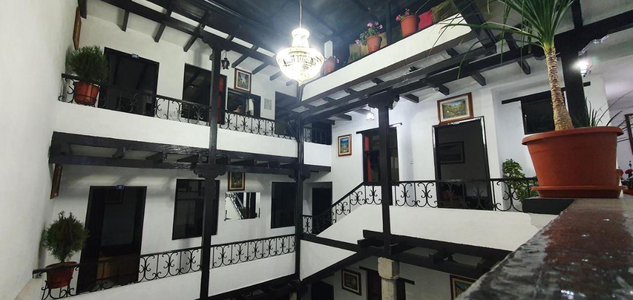 Hostal Flores キト エクステリア 写真
