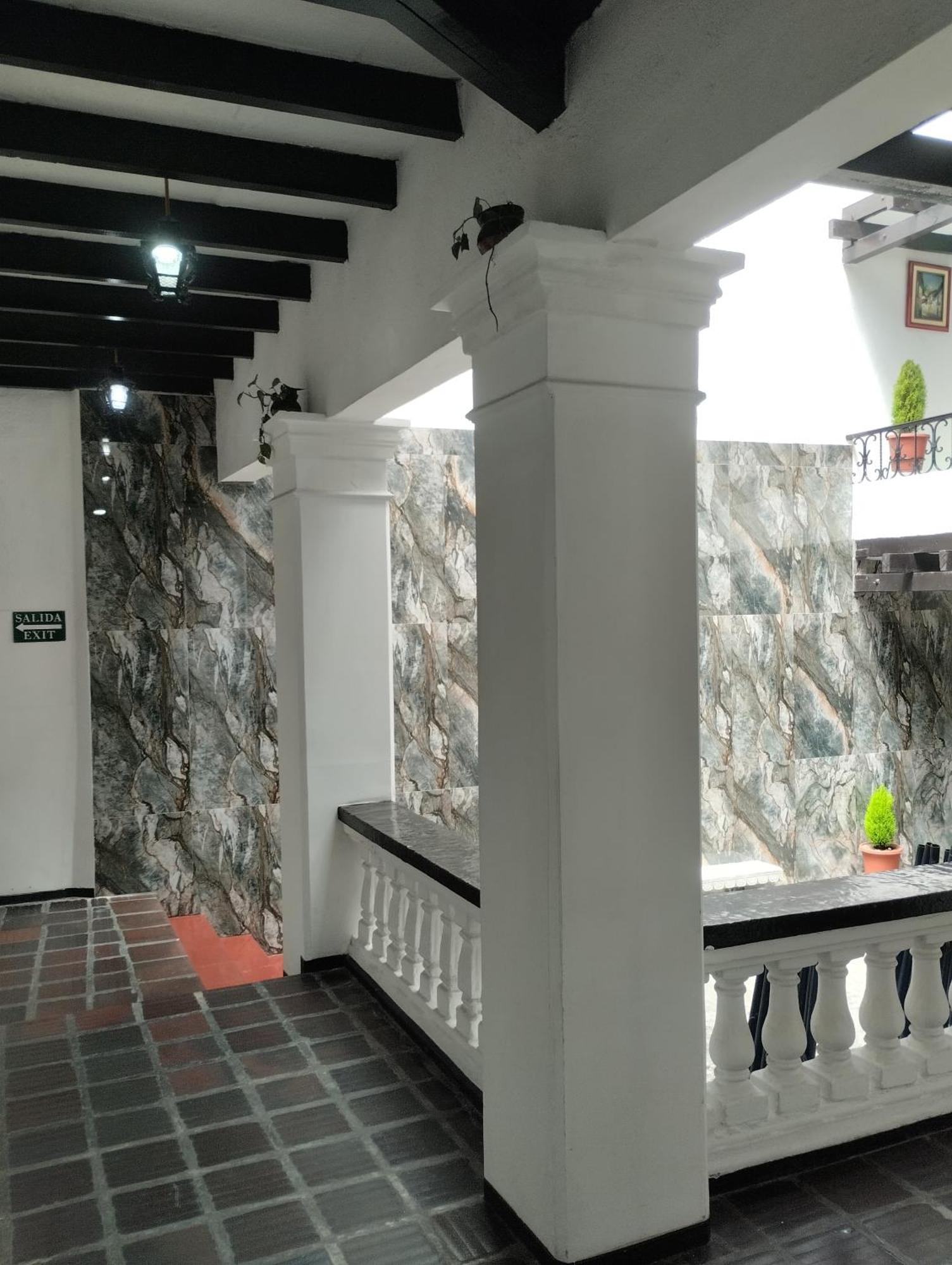 Hostal Flores キト エクステリア 写真