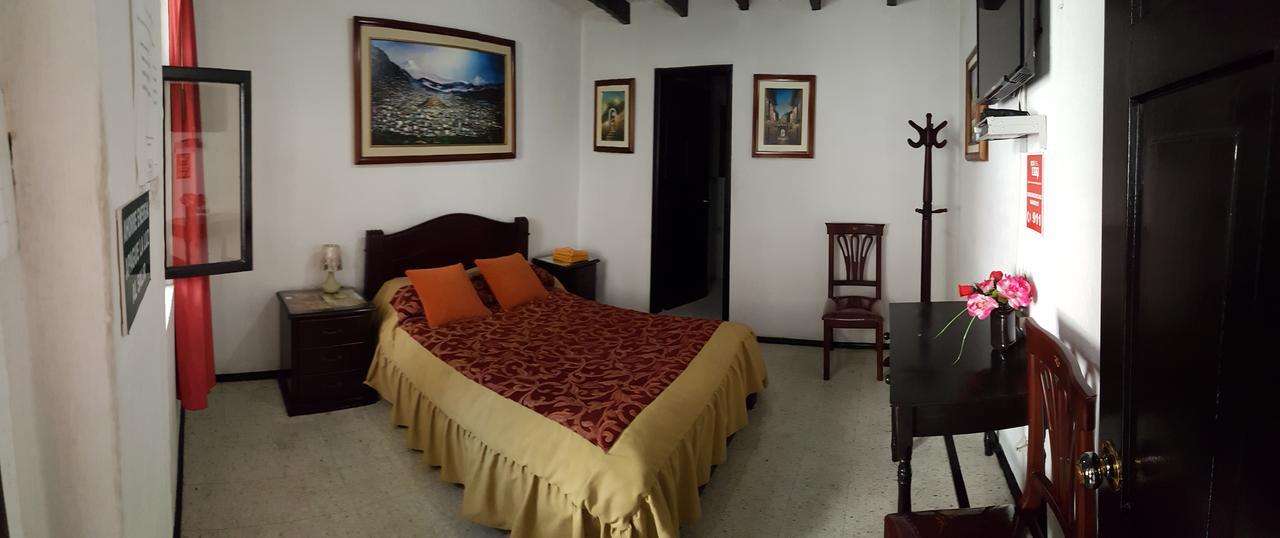 Hostal Flores キト エクステリア 写真
