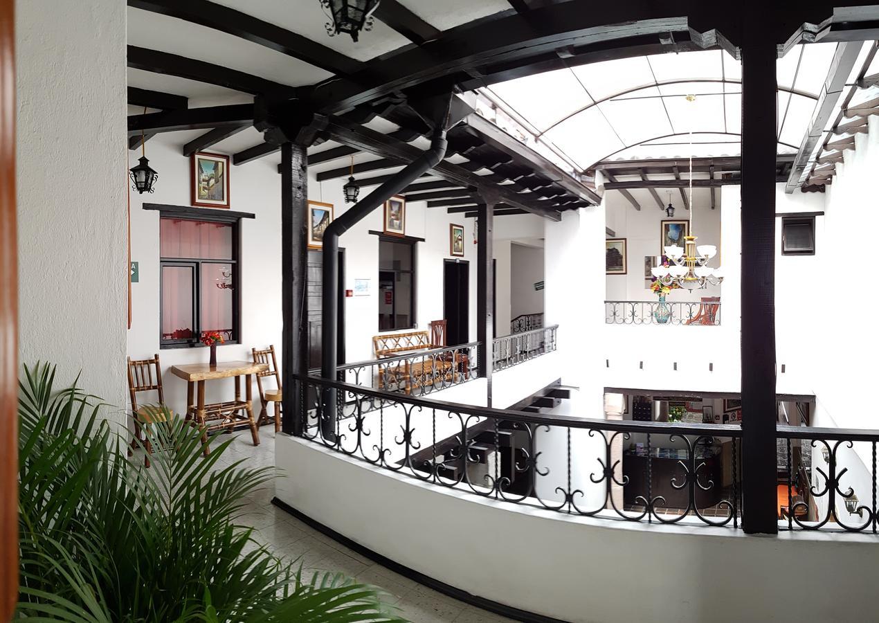 Hostal Flores キト エクステリア 写真